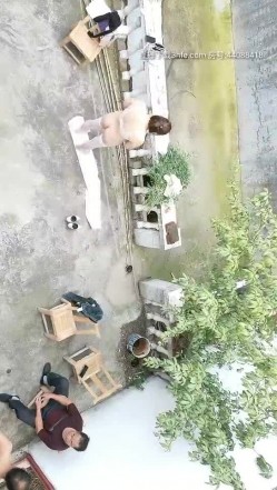 熟女的疯狂风骚的大姐勾搭两个院里乘凉的大爷玩起了3P，小院里脱光轮流伺候两大叔口交啪啪玩得还很尽兴 截图14