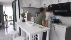 重磅炸弹！万人求档高门槛梦幻联动，顶级绿帽网红大咖联手【绿帽女友+你的大婊姐】私拍，当着男友的面给戴绿帽子 截图5