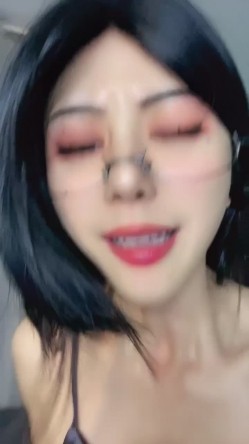 极品舔屏阿黑颜女神【蘸点蜜桃酱】门槛福利，太懂男人了，口活技术一流，高潮脸道具深喉 截图3