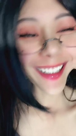 极品舔屏阿黑颜女神【蘸点蜜桃酱】门槛福利，太懂男人了，口活技术一流，高潮脸道具深喉 截图11