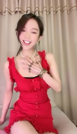 超甜红裙新人小姐姐，性格活泼，黑丝袜美腿，掰开小穴跳蛋磨蹭，塞入拉扯爽的流出白浆 截图3