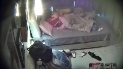 酒店偷拍 ️大学生情侣放假带着行李箱相聚妹子穿上情趣女仆装满足饥渴男友 截图15