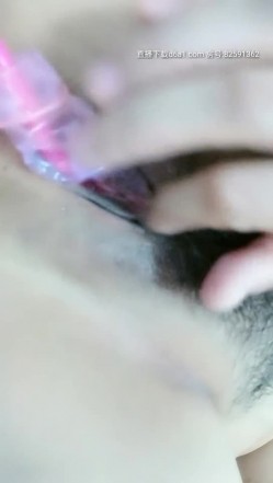 巨乳良家少妇在狼友的挑逗下脱光了衣服，躺在床上跳弹自慰揉捏诱人的大奶子，逼逼特写跳弹塞菊花真刺激续 截图6