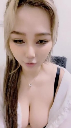 波霸巨乳混血女神！【菲妮】两个奶子晃的眼花~真想吸啊 肥美诱人！肉感十足！浪叫不断！真是个不错的炮架子！ 截图7