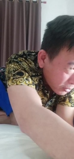 上点年纪的大叔跟年轻小妹的战斗，大叔忒狠了扒光小骚逼直接吃奶舔逼，手指猛抠拽着头发玩老汉推车，表情狰狞 截图1