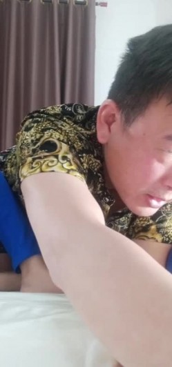 上点年纪的大叔跟年轻小妹的战斗，大叔忒狠了扒光小骚逼直接吃奶舔逼，手指猛抠拽着头发玩老汉推车，表情狰狞 截图2
