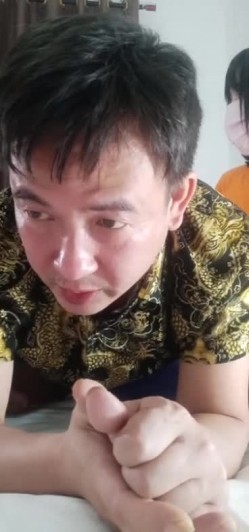 上点年纪的大叔跟年轻小妹的战斗，大叔忒狠了扒光小骚逼直接吃奶舔逼，手指猛抠拽着头发玩老汉推车，表情狰狞 截图3