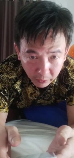 上点年纪的大叔跟年轻小妹的战斗，大叔忒狠了扒光小骚逼直接吃奶舔逼，手指猛抠拽着头发玩老汉推车，表情狰狞 截图4