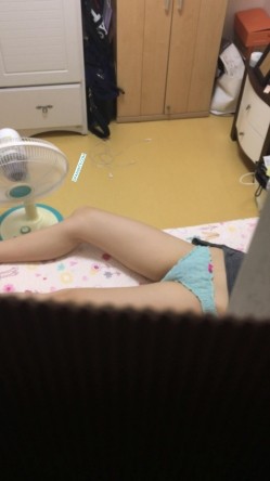 【洗浴换衣合集】高校渣女坑闺蜜拍舍友2+窥视邻居小姐姐们的私生活42V，师范大学的美女就是多 截图5