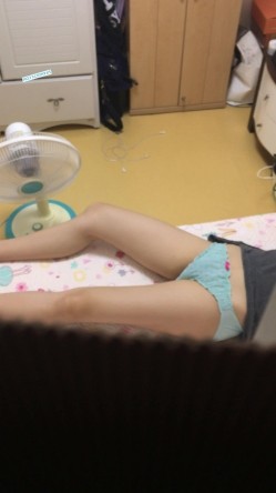 【洗浴换衣合集】高校渣女坑闺蜜拍舍友2+窥视邻居小姐姐们的私生活42V，师范大学的美女就是多 截图9