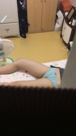 【洗浴换衣合集】高校渣女坑闺蜜拍舍友2+窥视邻居小姐姐们的私生活42V，师范大学的美女就是多 截图15