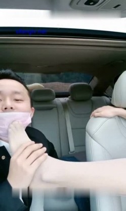 车震学妹 车上啪啪震得厉害引路人大爷观看 截图1