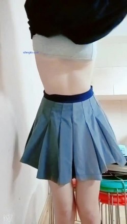 穷人的女神富人的母狗，颜值气质天花板奶茶【你的阿莓】土豪定制，自抠放尿大姨妈洗澡各种展示极度反差 截图1