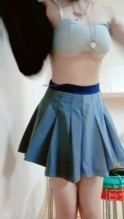 穷人的女神富人的母狗，颜值气质天花板奶茶【你的阿莓】土豪定制，自抠放尿大姨妈洗澡各种展示极度反差 截图2