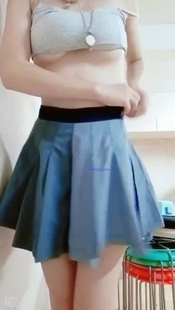 穷人的女神富人的母狗，颜值气质天花板奶茶【你的阿莓】土豪定制，自抠放尿大姨妈洗澡各种展示极度反差 截图3