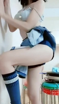 穷人的女神富人的母狗，颜值气质天花板奶茶【你的阿莓】土豪定制，自抠放尿大姨妈洗澡各种展示极度反差 截图4