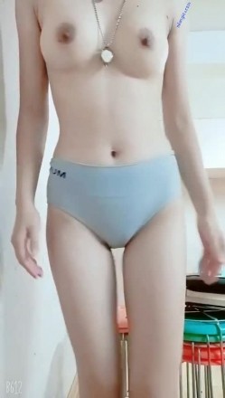 穷人的女神富人的母狗，颜值气质天花板奶茶【你的阿莓】土豪定制，自抠放尿大姨妈洗澡各种展示极度反差 截图11