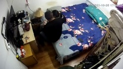 家庭摄像头破解入侵多角度真实偸拍，抽烟背纹烈女私生活曝光也是一个欲女，跟老公性爱还不满足，还总喜欢道具紫薇 截图1