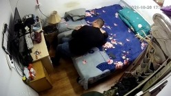 家庭摄像头破解入侵多角度真实偸拍，抽烟背纹烈女私生活曝光也是一个欲女，跟老公性爱还不满足，还总喜欢道具紫薇 截图2