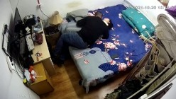 家庭摄像头破解入侵多角度真实偸拍，抽烟背纹烈女私生活曝光也是一个欲女，跟老公性爱还不满足，还总喜欢道具紫薇 截图16