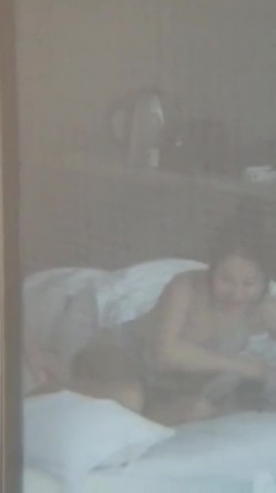 偷窥对面民宿小情侣打早炮 操逼姿势不少 挺漂亮的美眉 截图8