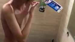 窗外偷拍爱好戏曲的女孩脱光衣服洗澡还不忘哼两句戏曲摆个兰花指 截图2