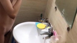 窗外偷拍爱好戏曲的女孩脱光衣服洗澡还不忘哼两句戏曲摆个兰花指 截图5