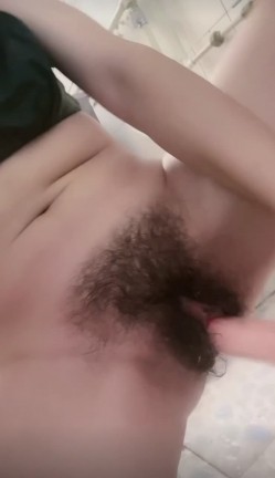 骚逼被假鸡巴干得淫水乱喷，毛毛非常浓郁的美少女，浴室插出白浆 骚味重，我喜欢！ 截图13