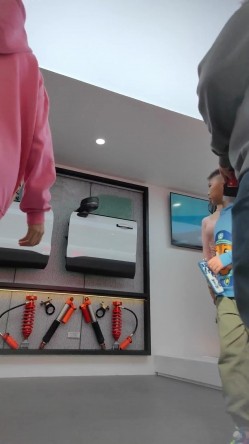 车展抄底 抖音说车博主.车展礼仪.极品车模裙底风光 截图4