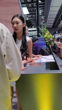 车展抄底 抖音说车博主.车展礼仪.极品车模裙底风光 截图8