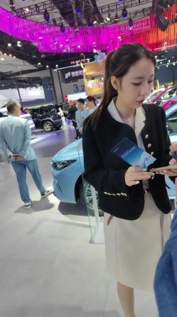 车展抄底 抖音说车博主.车展礼仪.极品车模裙底风光 截图10