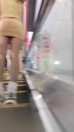 车展抄底 抖音说车博主.车展礼仪.极品车模裙底风光 截图12