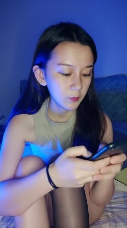 近期下海像混血御姐，炮友没在道具自慰，单腿黑丝掰穴，假屌磨蹭骚逼，屁股骑乘上下套弄 截图1