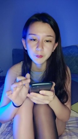 近期下海像混血御姐，炮友没在道具自慰，单腿黑丝掰穴，假屌磨蹭骚逼，屁股骑乘上下套弄 截图2