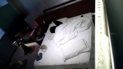 天眼酒店偷拍 物质女嫌弃下头男友买的东西不好互殴打架 截图3