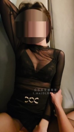 推特极品少妇淫妻「Ella小骚狐」欲望人妻户外勾引野战黑丝骑乘后入中出 截图13