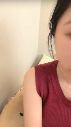 抖音女网红，【京鱼儿】，童颜巨乳女神~掰穴自慰~狂射中，人工白虎，这骚穴真是欠操欠插，好美啊 截图1