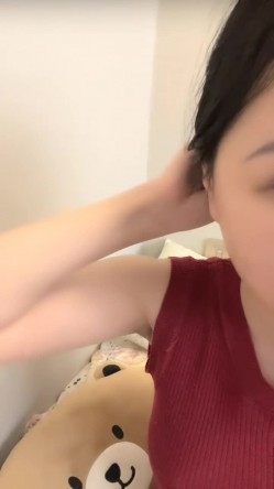 抖音女网红，【京鱼儿】，童颜巨乳女神~掰穴自慰~狂射中，人工白虎，这骚穴真是欠操欠插，好美啊 截图2