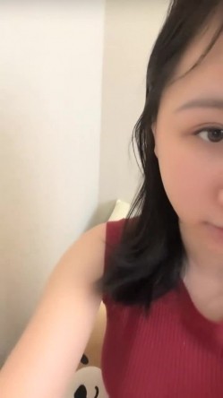 抖音女网红，【京鱼儿】，童颜巨乳女神~掰穴自慰~狂射中，人工白虎，这骚穴真是欠操欠插，好美啊 截图3
