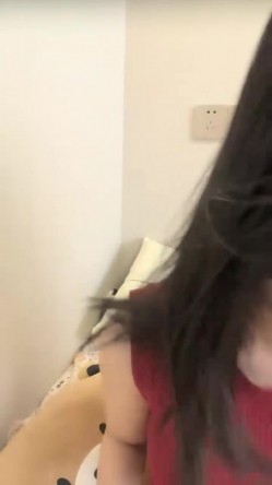 抖音女网红，【京鱼儿】，童颜巨乳女神~掰穴自慰~狂射中，人工白虎，这骚穴真是欠操欠插，好美啊 截图4