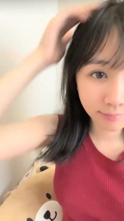 抖音女网红，【京鱼儿】，童颜巨乳女神~掰穴自慰~狂射中，人工白虎，这骚穴真是欠操欠插，好美啊 截图5