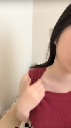 抖音女网红，【京鱼儿】，童颜巨乳女神~掰穴自慰~狂射中，人工白虎，这骚穴真是欠操欠插，好美啊 截图6