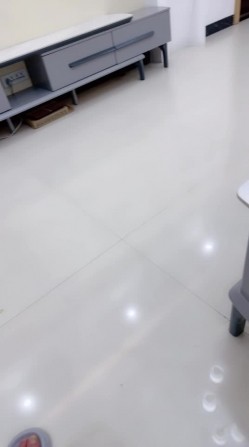 约操小骚货，家中直接开搞，脱掉裤子掏出鸡巴，一顿疯狂后入输出！ 截图2