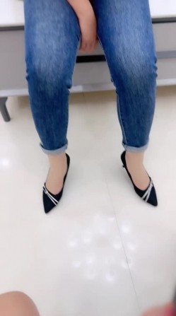 约操小骚货，家中直接开搞，脱掉裤子掏出鸡巴，一顿疯狂后入输出！ 截图3