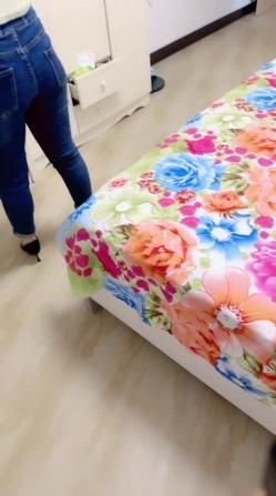 约操小骚货，家中直接开搞，脱掉裤子掏出鸡巴，一顿疯狂后入输出！ 截图5