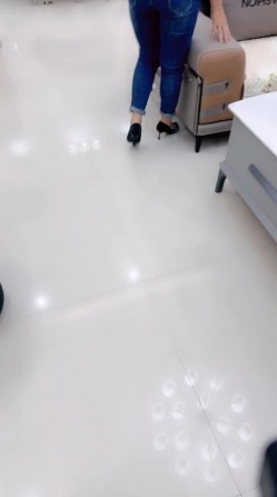 约操小骚货，家中直接开搞，脱掉裤子掏出鸡巴，一顿疯狂后入输出！ 截图6