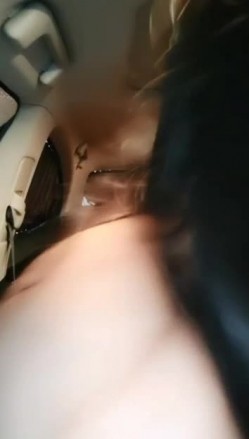 颜值不错的大奶美女主播 户外在车上自慰秀 假JJ骑乘 来回抽插呻吟 假JJ插菊花 很诱人 截图16
