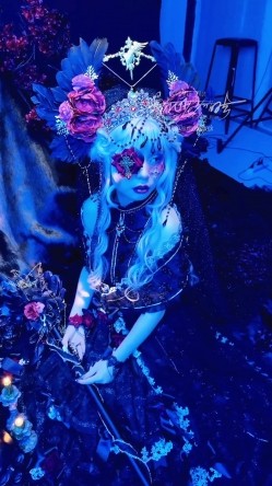 稀有露脸 高端ACG业界女神爆机少女 喵小吉 暗黑系Cos《鸦》敏感乳头变硬耸立 饱满少女阴户诱人至极 截图1