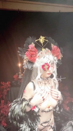 稀有露脸 高端ACG业界女神爆机少女 喵小吉 暗黑系Cos《鸦》敏感乳头变硬耸立 饱满少女阴户诱人至极 截图3