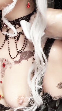稀有露脸 高端ACG业界女神爆机少女 喵小吉 暗黑系Cos《鸦》敏感乳头变硬耸立 饱满少女阴户诱人至极 截图6
